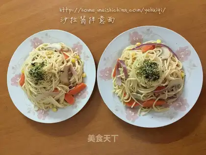 Spaghetti with salad sauce
