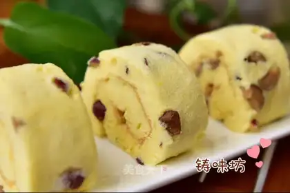Red-tree cake roll