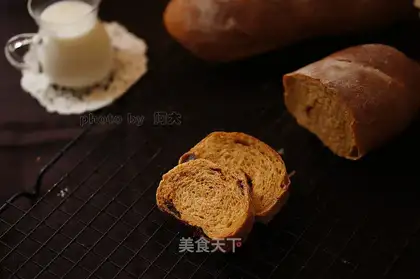 Red sugar and cinnamon bread