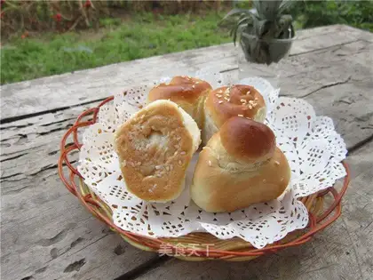 ♪ On the bottom of the honey bread ♪