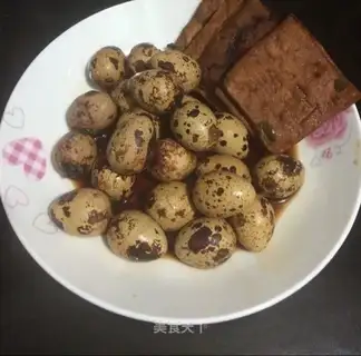 Five cedar quail eggs