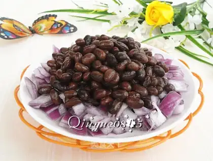 Onion-mixed beans