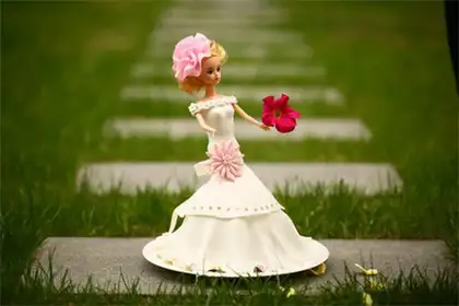 Barbie rolls the sugar cake