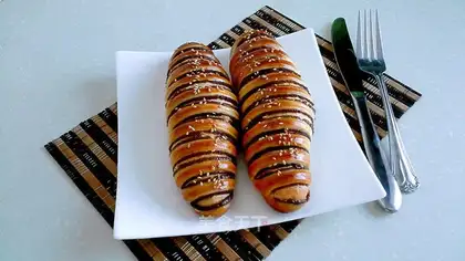 Bean-saloon caterpillar bread
