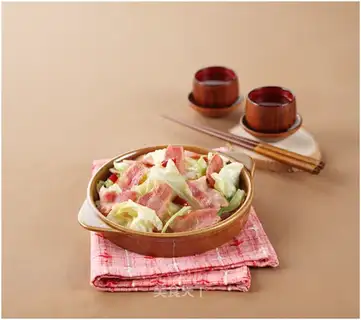 Bacon hand tore the cabbage
