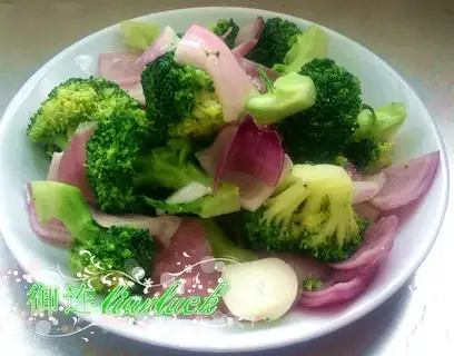 Onion fried broccoli