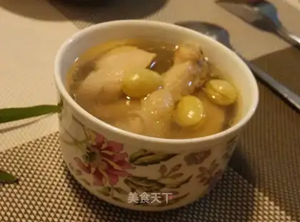 Chicken soup with white fruit