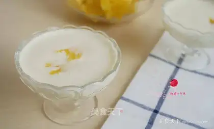 Pineapple yogurt shake