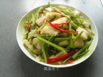 Celery fried fish