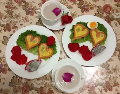 Heart-shaped ham eggs