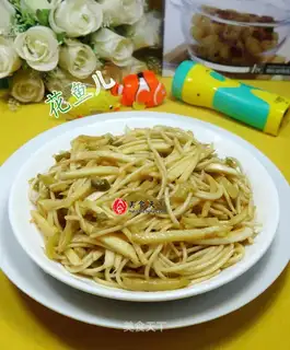 Squeeze the white noodles