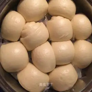 Egg and milk knife cut the buns