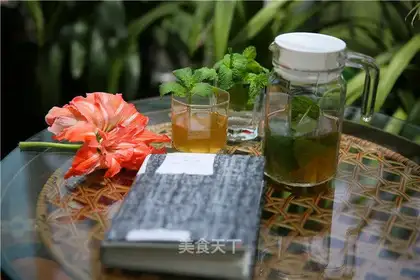 Iced honey mint tea