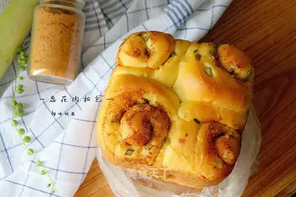 Onion pine toast