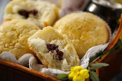 Red bean pineapple bun