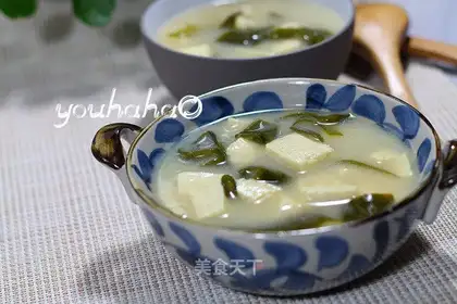Japanese tofu seaweed soup