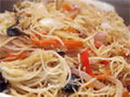 stir-fried rice noodles with onion and shrimp