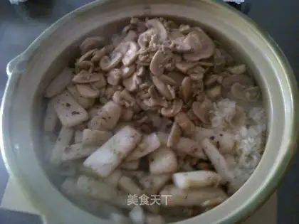 Yams and mushrooms pot rice