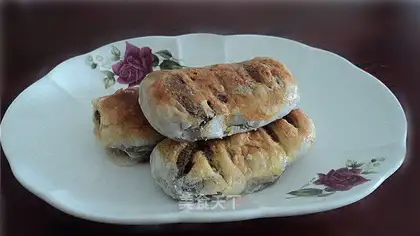 Red bean paste pie