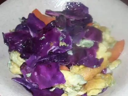 Fried eggs with purple cabbage