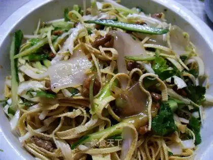 Salad with minced pork