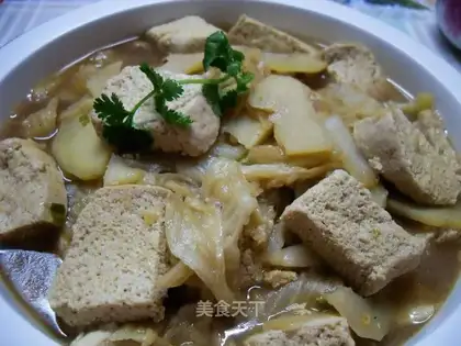 Stewed with frozen tofu with cabbage