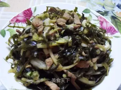 stir-fried cabbage and seaweed with shredded pork