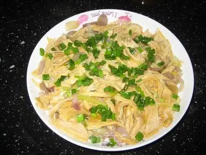 Steamed tofu with red onion