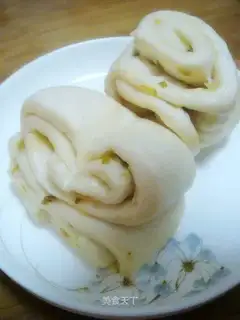 Cream and onion oil roll