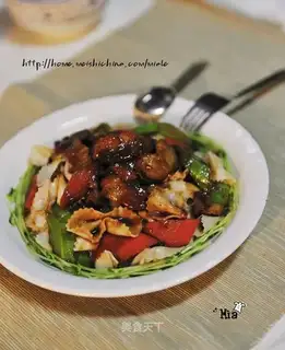 Double-cooked pork covered with butterfly noodles
