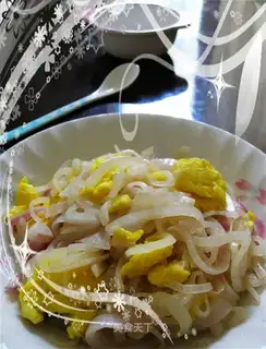 Scrambled eggs with onions