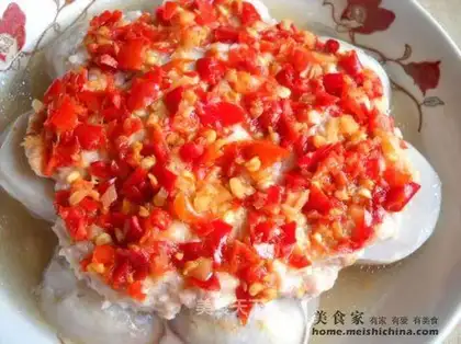 Steaming taro with chopped pepper and minced pork