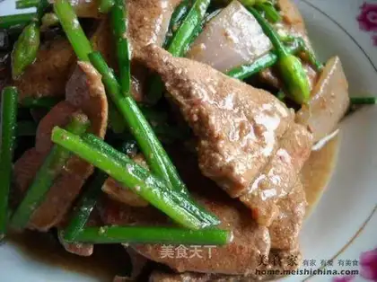 Fried pork liver with leek flowers