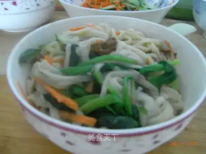 Mom hand-rolled noodles with bean paste