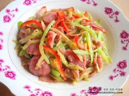 Fried sausage with snake bean and tomato shreds