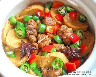 Stewed duck with vegetarian chicken and peanut