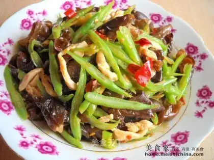 Shredded chicken with beans, fungus, and shredded chicken