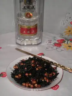 Moss strips peanuts
