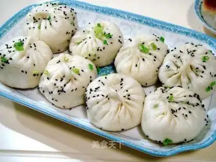 Pan-fried buns with fresh shrimps and vegetables