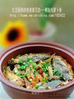 Stewed carrot strips with crucian carp