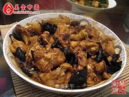 Steamed chicken with winter mushrooms