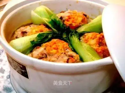 Stewed crab meat and lion's head with three delicacies