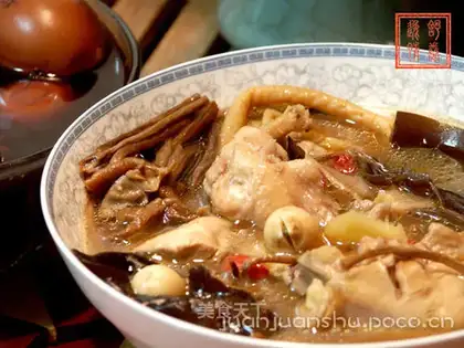 Stewed chicken soup with tea tree mushroom