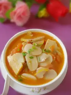 Boiled rice cake with tomato