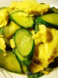 Scrambled eggs with cucumber