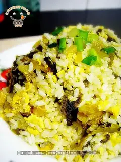 Fried rice with pickled cabbage and egg