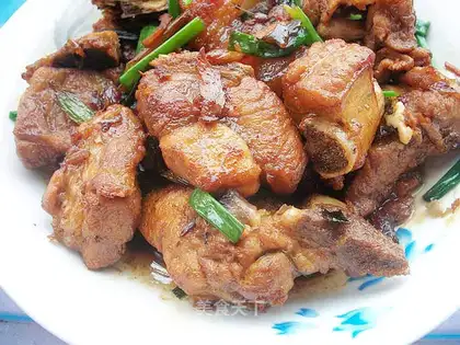 Grilled pork ribs with green onions
