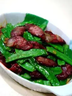 stir-fried peas with sausage
