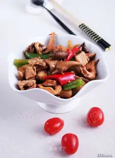 stir-fried pork with hypsigus marreus