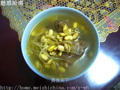 Stewed soybean sprouts in chicken soup